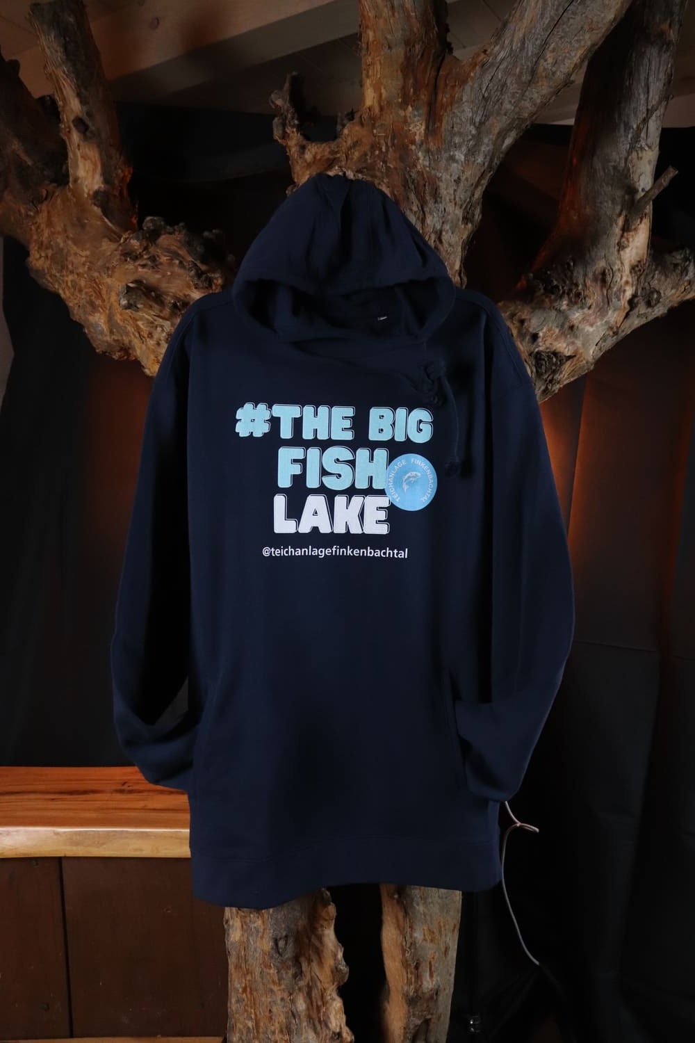 „The Big Fish Lake“ Hoodie – International Edition – Bild 4