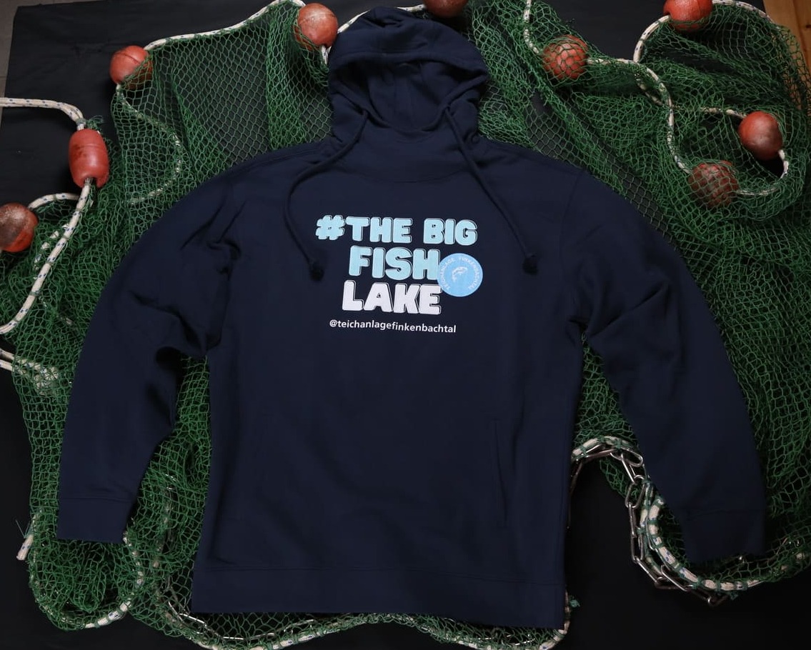 „The Big Fish Lake“ Hoodie – International Edition – Bild 3